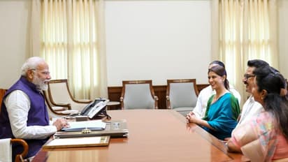 Varalaxmi Sarathkumar : பிரதமர் மோடியை குடும்பத்துடன் நேரில் சந்தித்த சரத்குமார்.. என்ன காரணம் தெரியுமா?