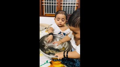 ಬದುಕಿರುವ ಏಡಿ ಜೊತೆ ಅವಳಿ ಮಕ್ಕಳ ಆಟ; ರೀಲ್ಸ್‌ ಮಾಡಿದ ಪೋಷಕರ ಮೇಲೆ ನೆಟ್ಟಿಗರು ಗರಂ