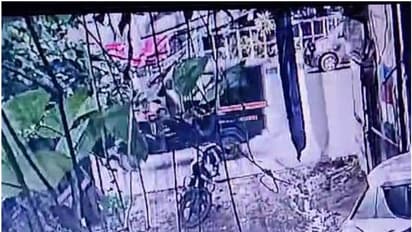 ഞൊടിയിടയിൽ എല്ലാം നടന്നു, ആരും ഒന്നുമറിഞ്ഞില്ല; കടയ്ക്ക് മുന്നിൽ കെട്ടിയ നായക്കുട്ടിയെ വണ്ടിയിൽ കടത്തി, പരാതി