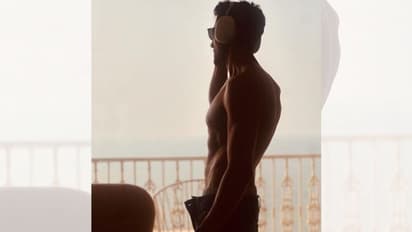 ಪ್ಯಾಂಟ್ ಹುಕ್ ಹಾಕೋದು ಮರೆತ ನಟ; ಕೈಗಳಿಂದ ಮುಖ ಮುಚ್ಕೊಂಡು ಬೆರಳುಗಳ ಮಧ್ಯದಿಂದಲೇ ಫೋಟೋ ನೋಡಿದ್ರು!