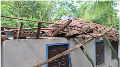 ഉഗ്രശബ്ദത്തോടെ വീടിന്റെ മേല്ക്കൂര തകര്ന്നുവീണു; കുടുംബം രക്ഷപ്പെട്ടത് തലനാരിഴക്ക്