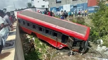 ಮಂಡ್ಯ: ಸ್ಟೇರಿಂಗ್ ತುಂಡಾಗಿ ಹಳ್ಳಕ್ಕೆ ಉರುಳಿದ ಸಾರಿಗೆ ಬಸ್, 7 ಮಂದಿಗೆ ಗಾಯ