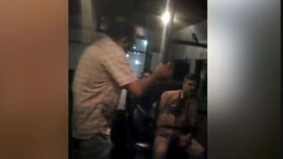 'എനിക്ക് ശമ്പളം 2 ലക്ഷം, നിനക്ക് കിട്ടിയോ?' ടിക്കറ്റില്ലാതെ യാത്ര, കെഎസ്ആര്ടിസി കണ്ടക്ടര്ക്ക് അസഭ്യവര്ഷം