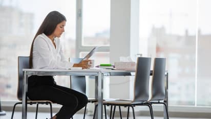 உட்கார்ந்திருக்கும் போது கால் ஆட்டும் பழக்கம் உள்ளவரா? உடனே நிறுத்துங்க.. இல்லைன்னா அவ்வளவுதான்..!