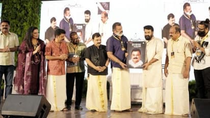 'ഇടവേളകളില്ലാതെ' പ്രകാശനം ചെയ്തു: സുരേഷ്‌ ഗോപിയില്‍ നിന്നും ആദ്യ പുസ്തകം സ്വീകരിച്ച് മോഹൻലാല്‍ 