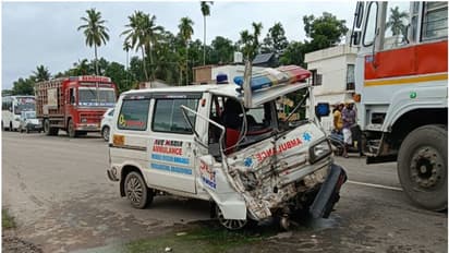 രോഗിയുമായി പോയ ആംബുലൻസുമായി കെഎസ്ആർടിസി സൂപ്പർ ഫാസ്റ്റ് ബസ് കൂട്ടിയിടിച്ചു, ആംബുലൻസ് ഡ്രൈവർക്ക് പരിക്ക്