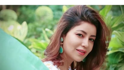 गुलाब सी खिल उठेगी स्किन, फ़ॉलो करें देबिना बनर्जी का स्किन केयर रूटीन