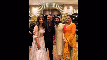 மாமனார் சரத்குமாரை விட மிகப்பெரிய பணக்காரர் நடிகை வரலட்சுமியின் கணவர்.. பிரபலம் சொன்ன தகவல்!