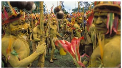 ഉറ്റവരുടെ മൃതദേഹം പുഴുക്കൾ തിന്നുന്നതിനേക്കാൾ നല്ലത് തങ്ങൾ തന്നെ കഴിക്കുന്നത്; നരഭോജികളായി മാറിയ ഫോർ ഗോത്രം 