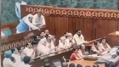 ತನ್ನ ವಿರುದ್ಧವೇ ಕಿರುಚಿ ಕಿರುಚಿ ಪ್ರತಿಭಟನೆ ಮಾಡುತ್ತಿದ್ದ ವಿಪಕ್ಷದವರಿಗೆ ನೀರು ಕೊಟ್ಟ ಪ್ರಧಾನಿ: ವೀಡಿಯೋ ವೈರಲ್