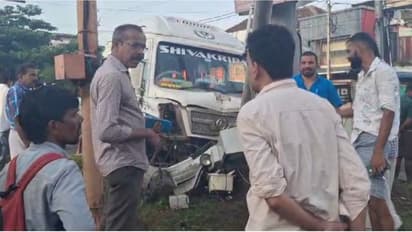 ട്രാവലർ നിയന്ത്രണം വിട്ട് ട്രാഫിക് സർക്കിളിലെ ഹൈമാസ്റ്റ് ലൈറ്റ് തൂണിലിടിച്ച് അപകടം; എട്ട് പേർക്ക് പരിക്ക്