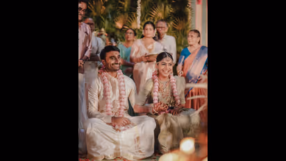 'മുറുക്കിപ്പിടിക്കും ഇനി അങ്ങോട്ട്'; വിവാഹച്ചിത്രങ്ങളുമായി മീരാ നന്ദൻ, ക്യാപ്ഷന് കയ്യടിച്ച് ആരാധകർ