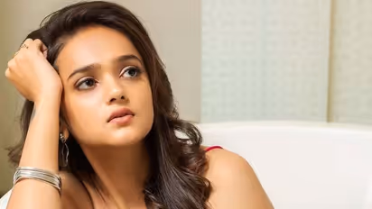 సర్జరీ చేయించుకున్నాక హీరోయిన్ లా ఉన్నావని అంటున్నారు... అమ్మో, బిగ్ బాస్ శ్రీసత్య ఇలా ఓపెన్ అయ్యిందేంట