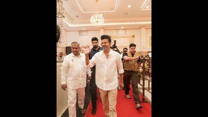 தமிழக வெற்றிக் கழகத்தின் கொடியை அறிமுகம் செய்தார் விஜய்... என்ன கலர்? என்ன சின்னம்?