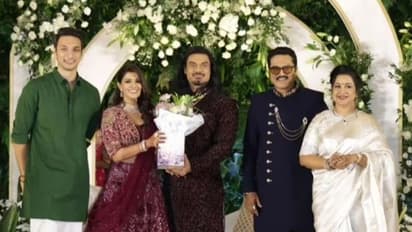 Varalakshmi Reception: வரலட்சுமி - நிக்கோலாய் திருமண வரவேற்பு! பிரம்மாண்ட மேடையில் குவிந்த பிரபலங்கள்!