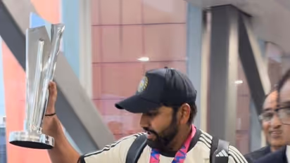 ट्राफी लिए भारत पहुंची टीम इंडिया, ढोल की ताल पर रोहिता शर्मा ने किया डांस, Watch Video