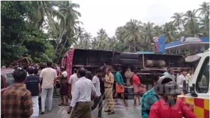 കോഴിക്കോട് ടിപ്പര് ലോറിയും സ്വകാര്യ ബസും കൂട്ടിയിടിച്ചു, ഇരുവാഹനങ്ങളും മറിഞ്ഞു; 55 പേർക്ക് പരിക്കേറ്റു