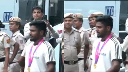 മലയാളി പൊളിയല്ലേ... അഭിമാന നിമിഷം; ലോകകപ്പ് മെഡലണിഞ്ഞ് നിറപുഞ്ചിരിയോടെ സഞ്ജു പറന്നിറങ്ങി- വീഡിയോ