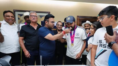 ரோகித் சர்மாவை பூங்கொத்து கொடுத்து வரவேற்ற ஜெய் ஷா – பிசிசிஐ தலைவருடன் இணைந்து கேக் கட் செய்த கேப்டன்!