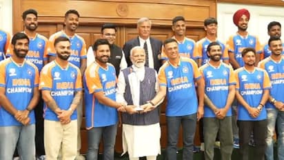 Indian Cricket team meets PM Modi: पीएम मोदी को सौंपी T20 वर्ल्ड कप ट्राफी...लगे ठहाके-देखें वीडियो