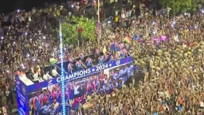 ആവേശത്തിരമാല തീർത്ത് മുംബൈയില് ടീം ഇന്ത്യയുടെ വിക്ടറി മാര്ച്ച്, വാംഖഡെയില് വീരോചിത സ്വീകരണം