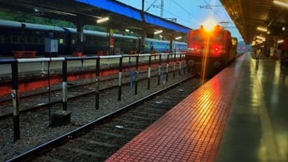 റെയില്‍വെ സ്റ്റേഷനിലെ ബാത്ത്റൂമില്‍ പോയ പ്രതി മുങ്ങി; രക്ഷപ്പെട്ടത് മോഷണക്കേസിൽ കോടതിയിൽ ഹാജരാക്കേണ്ട പ്രതി