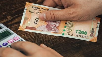 सरकारी स्कीम्स: अब बिना ATM कार्ड के भी निकाल सकते हैं ATM से कैश, चालू करानी होगी ये फैसिलिटी, जानें कैसे?