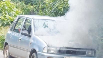 നിലമ്പൂരിൽ ഓടിക്കൊണ്ടിരിക്കെ കാറിന് തീപിടിച്ചു, ബോണറ്റ് കത്തിനശിച്ചു