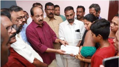 കുവൈത്ത് തീപിടിത്തം; അരുൺ ബാബുവിന്റെ കുടുംബത്തിന് പതിനാല് ലക്ഷം രൂപയുടെ ധനസഹായം കൈമാറി