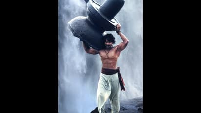 ప్రభాస్ కి అంత సీన్ లేదని చులకనగా చూసిన ప్రొడ్యూసర్..మూడు రోజులు నిద్ర లేదు, వణికించిన రెబల్ స్టార్ 