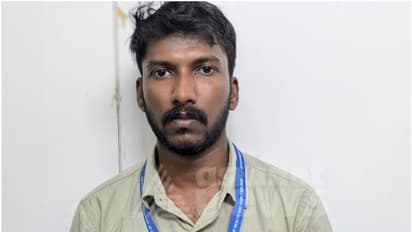 കൈമാറ്റം ശുചിമുറിയിൽവെച്ച്; കള്ളക്കടത്ത് സ്വർണം വിമാനത്താവളത്തിന് പുറത്തെത്തിക്കാൻ ശ്രമിച്ച ഉദ്യോഗസ്ഥൻ പിടിയിൽ