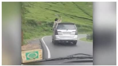 കാറിന്റെ ഡോറിലിരുന്ന് പിന്നെയും അഭ്യാസപ്രകടനം; സാഹസിക യാത്ര മൂന്നാർ-മാട്ടുപ്പെട്ടി റോഡിൽ