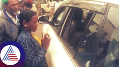 'ಆಟವಾಡೋ ಮಕ್ಕಳೆಲ್ಲ ಕುಡಿದು ಸಾಯ್ತಿದ್ದಾರೆ ಸಾರ್, ಬಾರ್ ಕ್ಲೋಸ್ ಮಾಡ್ಸಿ' ಸಚಿವರ ಮುಂದೆ ಕೈಮುಗಿದು ಬೇಡಿಕೊಂಡ ಮಹಿಳೆ!