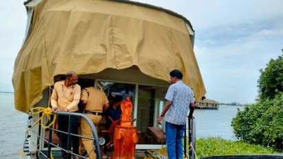 വ്യാജ രജിസ്ട്രേഷൻ നമ്പർ സ്റ്റിക്കറൊട്ടിച്ച് സര്വീസ്; പുന്നമട ജെട്ടിക്ക് സമീപം ഹൗസ്ബോട്ട് പിടിച്ചെടുത്തു