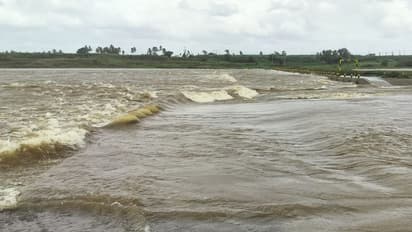 ರಾಜ್ಯದಲ್ಲಿ ಮಳೆ ಅಬ್ಬರ ಇಳಿಕೆ, ಪ್ರವಾಹ ಮುಂದುವರಿಕೆ: ಖಾನಾಪುರ 7 ಫಾಲ್ಸ್‌ ವೀಕ್ಷಣೆಗೆ ನಿರ್ಬಂಧ