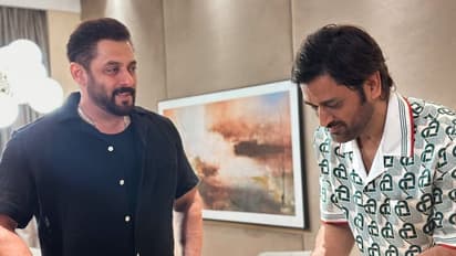 MS Dhoni: தோனியின் 43ஆவது பிறந்தநாள் கொண்டாட்டத்தில் கலந்து கொண்ட சல்மான் கான் – கேக் ஊட்டி விட்ட தோனி!