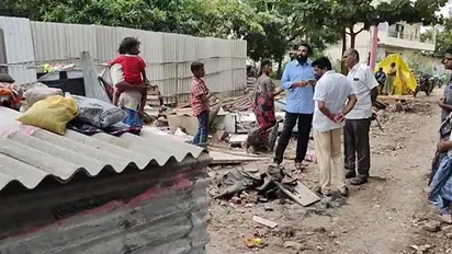 ಬೀದಿಗೆ ಬಿದ್ದ 10 ಕುಟುಂಬಗಳಿಗೆ ತಾತ್ಕಾಲಿಕ ಸೂರು ನಿರ್ಮಿಸಿಕೊಟ್ಟು ಮಾನವೀಯತೆ ಮೆರೆದ ಶ್ರೀರಾಮುಲು!  