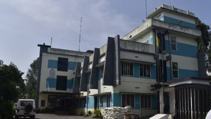 വീഡിയോ കോളിലൂടെ കെണി; ഡോക്ടർക്ക് ഒറ്റയടിക്ക് നഷ്ടമായത് അഞ്ച് ലക്ഷം രൂപ, മണിക്കൂറുകളോളം വഴിയിൽ നിർത്തി വിരട്ടി