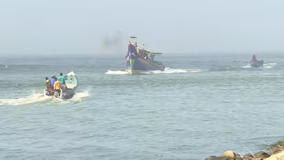 മുതലപ്പൊഴിയിൽ വീണ്ടും അപകടം; മത്സ്യബന്ധന ബോട്ട് മറിഞ്ഞ് 11 തൊഴിലാളികൾ കടലിലേക്ക് വീണു, രക്ഷപ്പെടുത്തി