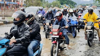 സർവീസ് റോഡിൽ വൻകുഴി; മണിക്കൂറുകൾ നീളുന്ന ഗതാഗതക്കുരുക്ക് പതിവ്, രോഗികളുമായി വരുന്ന ആംബുലൻസുകളും വഴിയിലാവുന്നു