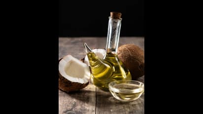 தினமும் 1 ஸ்பூன் தேங்காய் எண்ணெயை 'இப்படி' குடிங்க.. எண்டிங்கில்லாத நன்மைகள்!! 