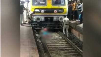തിരക്കേറിയ ട്രെയിനിൽ കയറാൻ ശ്രമിക്കവെ കാൽതെറ്റി ട്രാക്കിൽ വീണു; സ്ത്രീയുടെ കാലിലൂടെ ട്രെയിൻ കയറിയിറങ്ങി