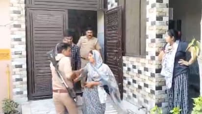 ಕದ್ದು ಮುಚ್ಚಿ ಗೆಳತಿ ಜೊತೆ ರಾಸಲೀಲೆಯಲ್ಲಿರುವಾಗಲೇ ಪತ್ನಿ ಕೈಗೆ ಸಿಕ್ಕಿ ಬಿದ್ದ ಗಂಡ; ದೃಶ್ಯ ಸೆರೆ!