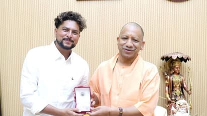 உபி முதல்வர் யோகி ஆதித்யநாத்தை சந்தித்து வாழ்த்து பெற்ற குல்தீப் யாதவ்!