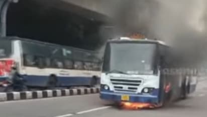 ഓടിക്കൊണ്ടിരുന്ന ബസ് കത്തി നശിച്ചു, അവസരോചിതമായി ഇടപെടലിലൂടെ അപകടമൊഴിവാക്കി ഡ്രൈവർ