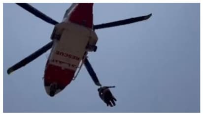 മലമുകളില് വെച്ച് യുവാവിന് ഹൃദയാഘാതം; ഹെലികോപ്റ്റര് ഉപയോഗിച്ച് രക്ഷപ്പെടുത്തി, വീഡിയോ