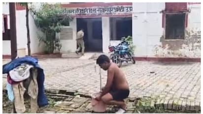 കുടിവെള്ള പൈപ്പ് ശരിയാക്കിയില്ല; ബിഡിഒ ഓഫീസിന് മുന്നിൽ കുളിച്ച് കൊണ്ട് യുവാവിന്റെ പ്രതിഷേധം