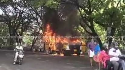 തേവര എസ്എച്ച് സ്കൂളിലേക്ക് കുട്ടികളെ കൂട്ടാൻ പോയ ബസിന് തീപിടിച്ചു, പൂര്ണമായും കത്തി; ആളപായമില്ല