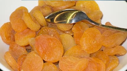 हड्डियों की मजबूती से लेकर Weight Loss तक, किशमिश का पानी करता है इतने औषधीय चमत्कार 