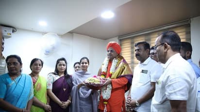 ರುದ್ರಾಕ್ಷಿಮಠಕ್ಕೆ ಪ್ರಿಯಾಂಕಾ ಜಾರಕಿಹೊಳಿ ಭೇಟಿ: ಸ್ವಾಮೀಜಿ ಆಶೀರ್ವಾದ ಪಡೆದ ಸಂಸದೆ!